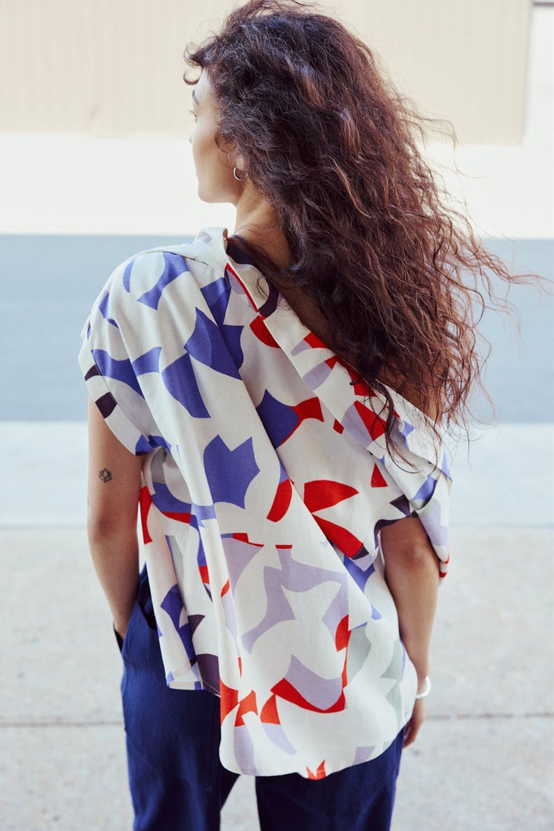 Notre chemise iconique Eve Gravel. Fluide, manches courtes, son imprimé intitulé olympic a été réalisé par l'artiste Montréalaise Alice Picard. Fait à Montréal.