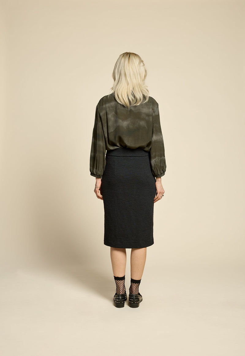 cokluch-haut-chemise-petitchat-mist-olive-jupe-reflexions-noir-ah2526