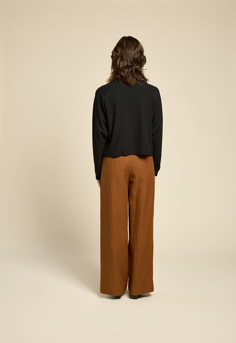 cokluch-haut-mancheslongues-souvenir-noir-pantalon-romeo-cognac-ah2526