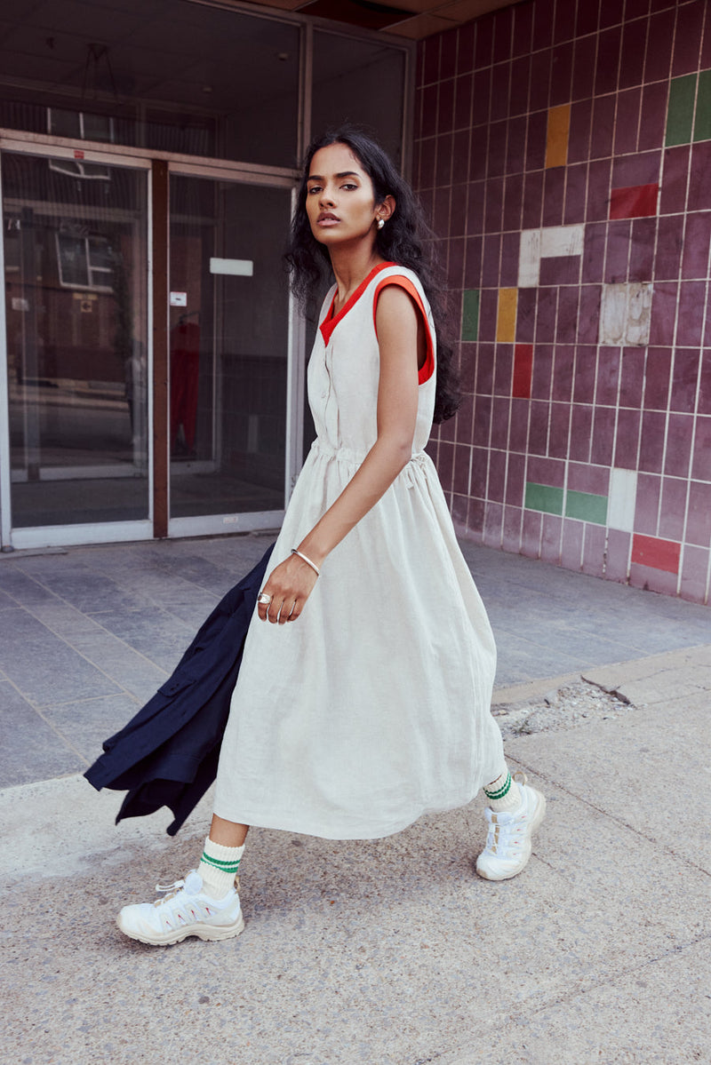 Robe longue 100% lin. Couleur beige. Se resserre à la taille avec un lien. Porte la comme ça ou avec un t-shirt en dessous.  Fait à Montréal.