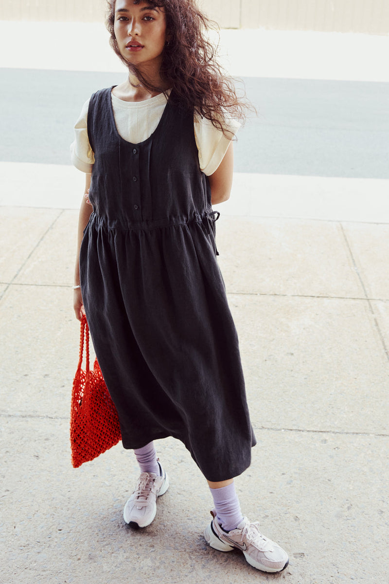 Robe longue 100% lin. Couleur noir. Se resserre à la taille avec un lien. Porte la comme ça ou avec un t-shirt en dessous.  Fait à Montréal.