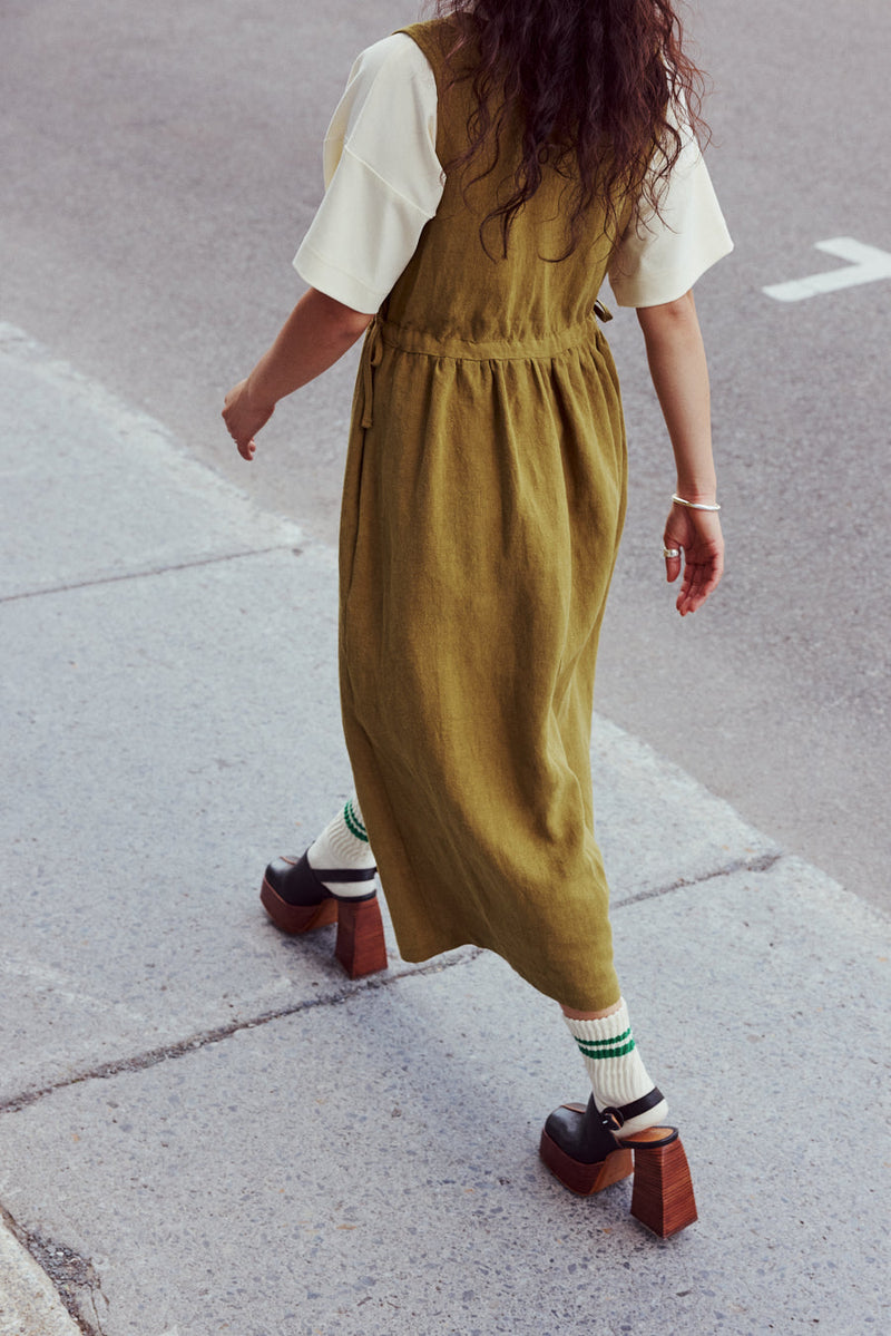 Robe longue 100% lin. Couleur olive. Se resserre à la taille avec un lien. Porte la comme ça ou avec un t-shirt en dessous.  Fait à Montréal.
