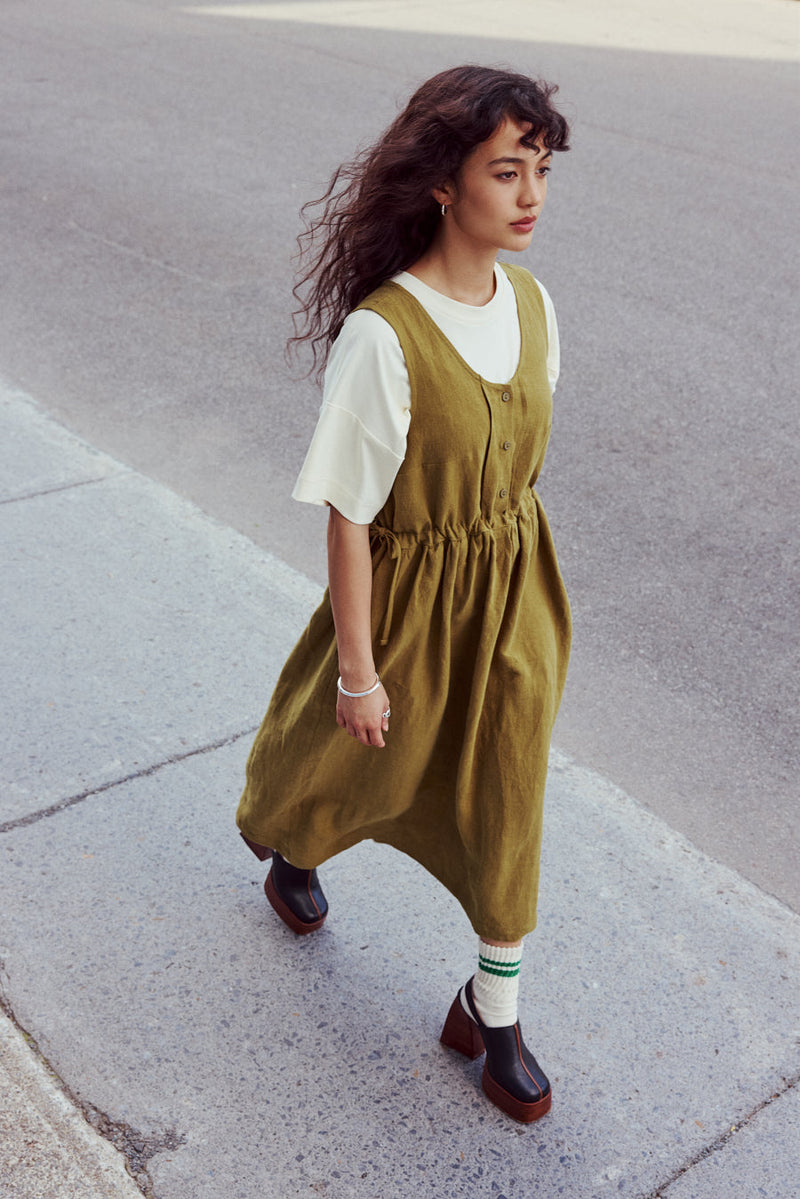 Robe longue 100% lin. Couleur olive. Se resserre à la taille avec un lien. Porte la comme ça ou avec un t-shirt en dessous.  Fait à Montréal.