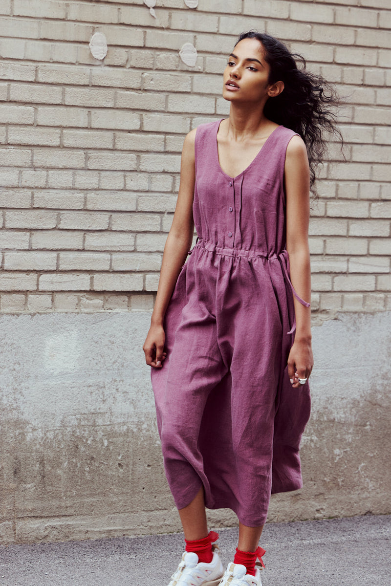 Robe longue 100% lin. Couleur prune. Se resserre à la taille avec un lien. Porte la comme ça ou avec un t-shirt en dessous.  Fait à Montréal.