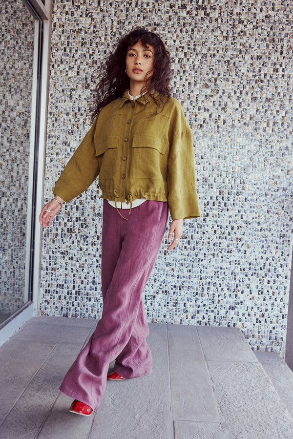Veste en lin de couleur olive légèrement oversized. Lien se resserrant au niveau de la taille. Fait à Montréal.