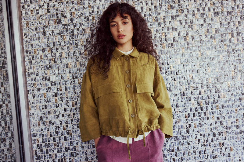 Veste en lin de couleur olive légèrement oversized. Lien se resserrant au niveau de la taille. Fait à Montréal.