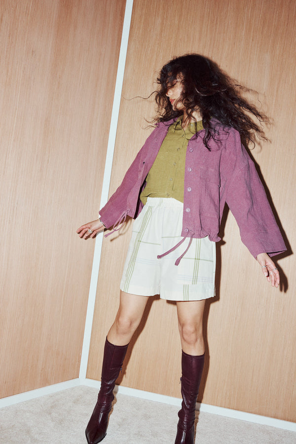 Veste en lin de couleur prune légèrement oversized. Lien se resserrant au niveau de la taille. Fait à Montréal.