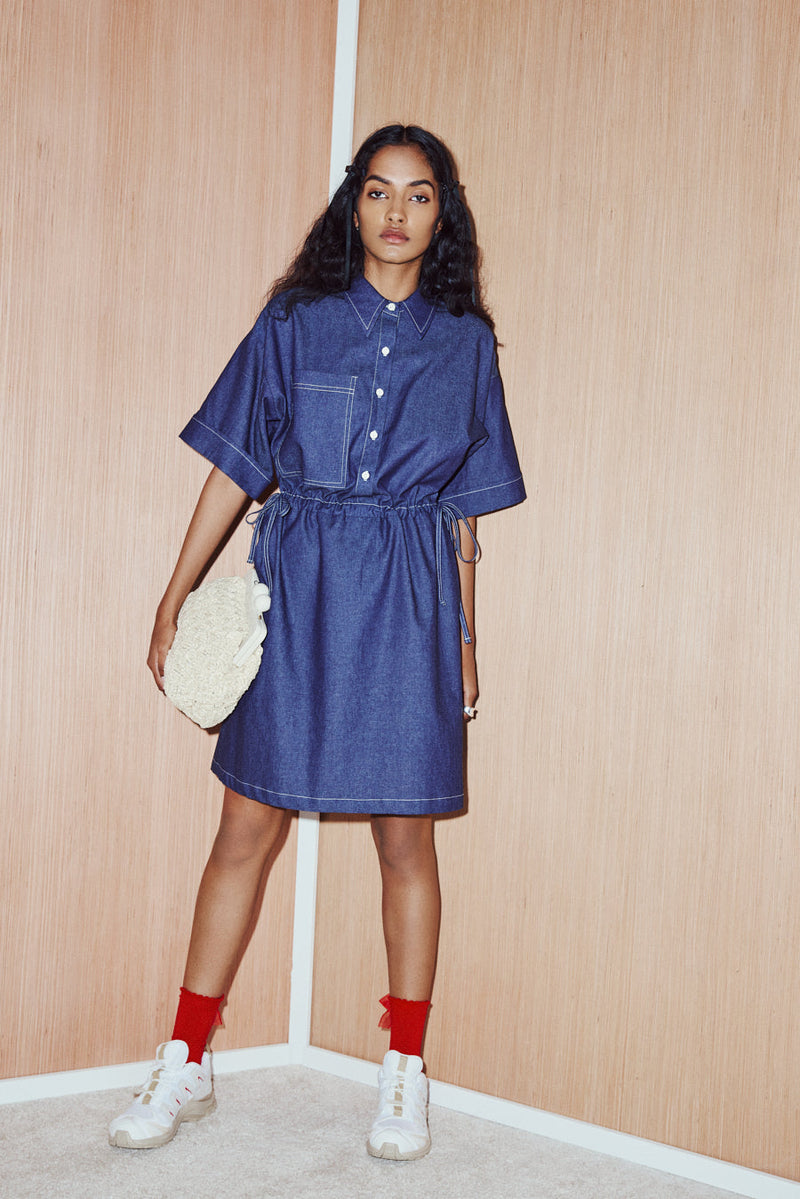Robe mi-longue ceinturé à la taille en dark denim 100% coton. Fait à Montréal.