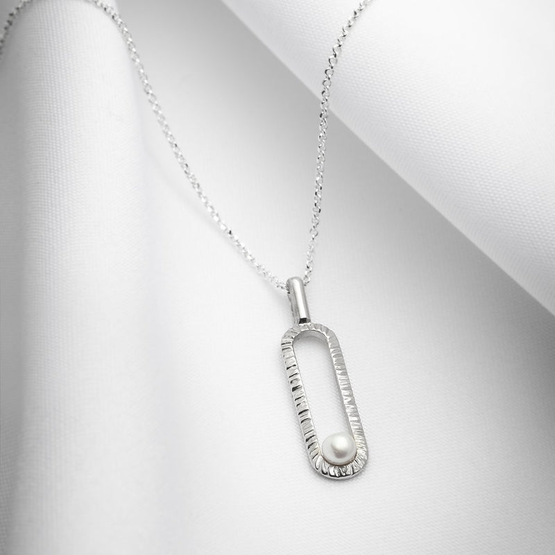 Calypso, collier mi-long avec pendentif ovale avec petite perle - Produit local