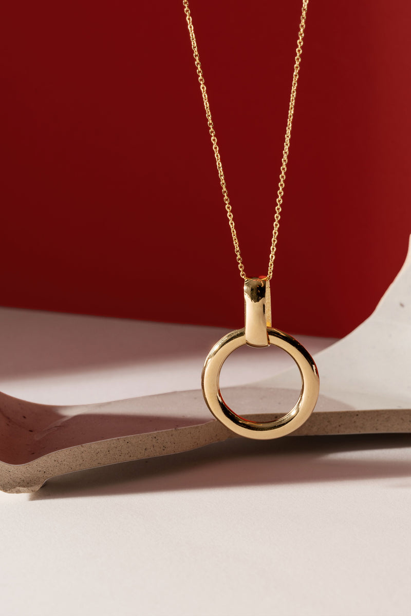 Bold and minimalist open circle pendant necklace in gold plated silver - Canada