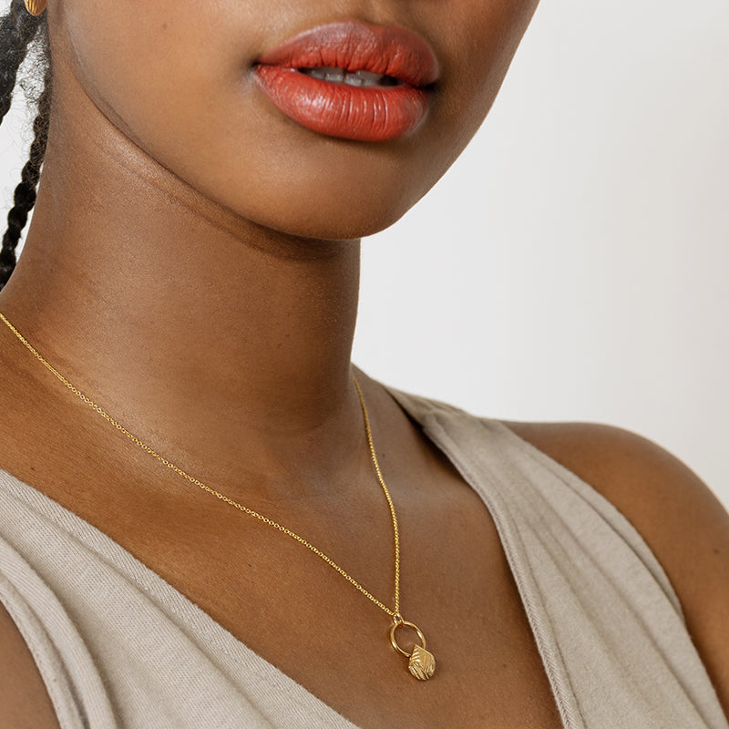 Open circle necklace with geometric shape gold