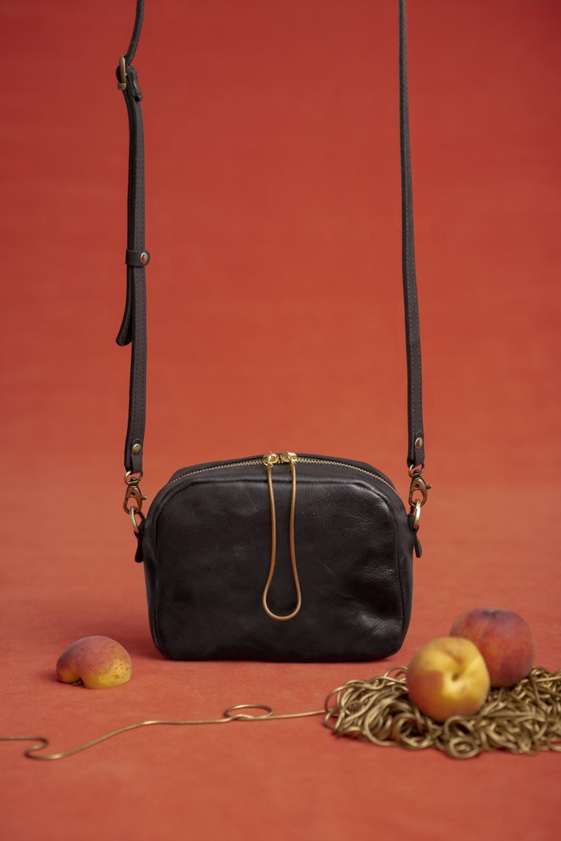 Leather purse with brass snake chain tassel - Pêche